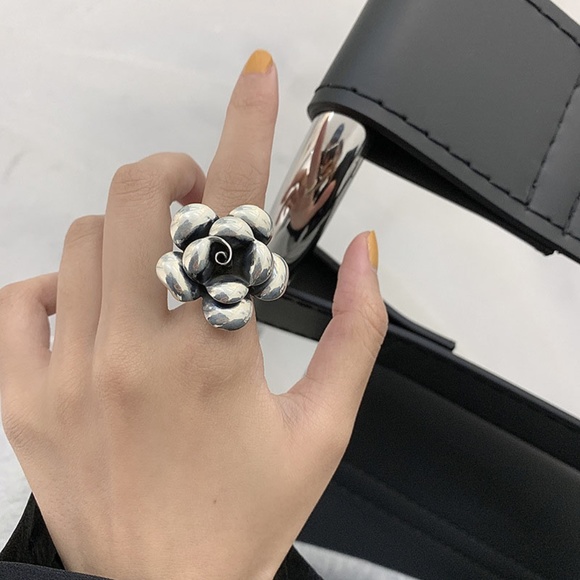 Jewelry - ✨NEW✨ 925 stamped adjustable ring with vintage flower